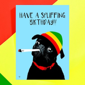 Puede incluir: Tarjeta de felicitación con un pug negro con un sombrero de estilo rastafari y un collar rojo, fumando un cigarrillo. La tarjeta tiene el texto "HAVE A SPLIFFING BIRTHDAY!!" sobre un fondo azul claro.