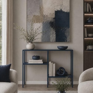 Minimalistische stalen consoletafel: slanke haltafel, moderne inrichting met asymmetrische planken.