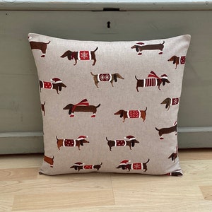 Funda de cojín/funda de almohada de lino estilo campestre de doble cara con diseño de perro salchicha de Papá Noel navideño en beige, rojo, blanco y marrón