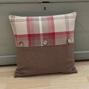 Federa per cuscino in tweed scozzese fatta a mano: rifinitura con bottoni rosso mirtillo