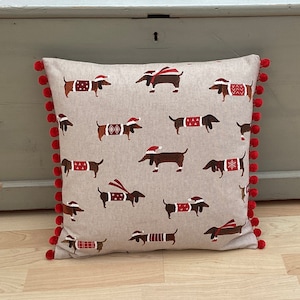 Funda de cojín/funda de almohada de lino con diseño de perro salchicha, adorable, con pompones beige, marrón y rojo, ideal para Navidad y estilo campestre.