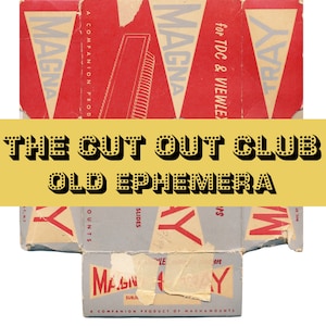 Puede incluir: Una caja vintage para diapositivas Magna, un producto complementario de Magna Mounts. La caja es roja, blanca y gris con el texto "MAGNA" y "TRAY" impreso en ella. La caja está etiquetada "para TDC & VIEWLEX" y "A COMPANION PRODUCT OF MAGNAMOUNTS".