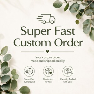 Peut inclure: Image avec le texte "Super Fast Custom Order" en vert foncé. En dessous, il est écrit "Your custom order, made and shipped quickly!" avec des icônes pour un délai d'exécution rapide, des commandes personnalisées et un emballage soigné.