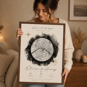 Peut inclure: Une impression encadrée représentant une carte de Paris, France, avec un cœur marquant un lieu. L'impression comprend les noms "Olivia & Henry", une date et la phrase "Where it all began". L'œuvre a un effet aquarelle avec une bordure sombre.
