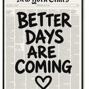 Peut inclure: Impression encadrée d'une page du New York Times. Le titre "BETTER DAYS ARE COMING" est écrit en grosses lettres noires au pinceau, avec un symbole de cœur en dessous. L'en-tête et la date du journal sont visibles.