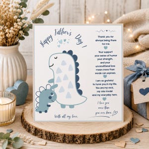 Peut inclure: Une carte de vœux carrée pour la fête des pères avec une illustration de dinosaure bleu et blanc, le texte Happy Father's Day, un message de gratitude sincère et la phrase de clôture With all my love, imprimés en bleu foncé sur fond blanc.