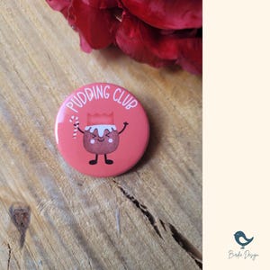 Christmas Pudding Club 38 mm Spilla Distintivo Bottone Calza di Natale Cena di Natale