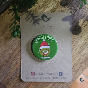 Spilla con distintivo da 38 mm Sprout Lover, ventaglio di cavolini di Bruxelles, riempitivo per calza della Befana, cena di Natale