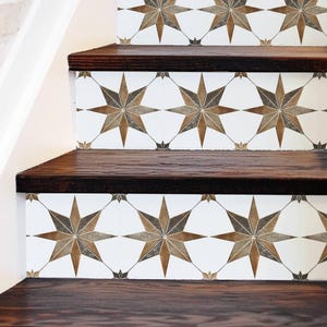 Puede incluir: Hilos de escalera con un patrón de azulejos decorativos que presenta estrellas marrones y grises sobre un fondo blanco.