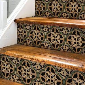 Peut inclure: Marches d'escalier avec un motif de carrelage noir, vert et beige. Le motif du carrelage présente un motif répétitif de feuilles et de fleurs stylisées.