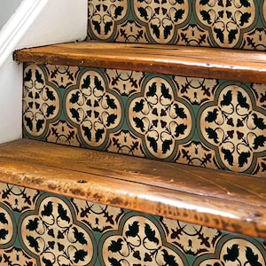 Peut inclure: Des marches d'escalier avec un motif de carrelage décoratif. Les carreaux sont de couleur crème avec un motif floral vert foncé, noir et rouge.