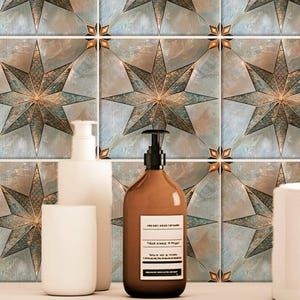 Peut inclure: Carreaux décoratifs à motifs d'étoiles dans les tons de bleu, vert et or. Les carreaux présentent un motif d'étoile répétitif avec un aspect texturé. Le fond a un effet marbré. L'image montre également des accessoires de salle de bain blancs.