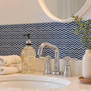Diseño de azulejos en espiga con estampado de ondas índigo, adhesivos autoadhesivos para azulejos, para salpicaderos de cocina y baño, calcomanías removibles.