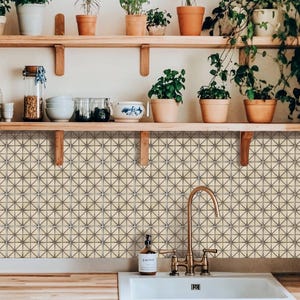 Diseño moderno geométrico con motivos triangulares en color crema, adhesivo para azulejos, ideal para salpicaderos de cocina y baño. Calcomanías removibles.