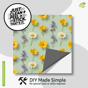 Può includere: Un foglio adesivo quadrato con sfondo verde chiaro caratterizzato da un motivo ripetuto di fiori di cosmo gialli, margherite bianche e piccoli fiori viola. Un angolo è sollevato per rivelare il retro adesivo grigio scuro e la base bianca.