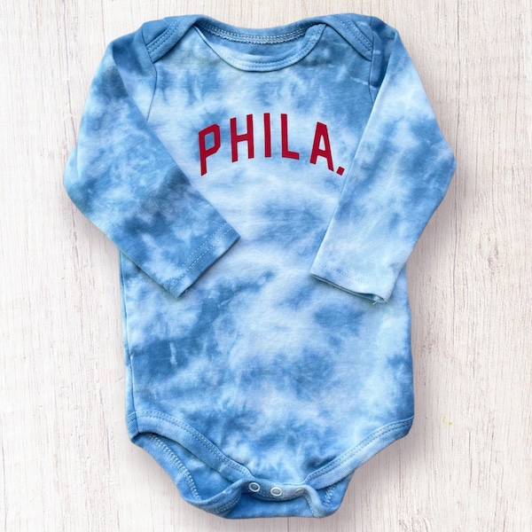 Camiseta de bebé con teñido anudado de Filadelfia, camiseta de béisbol de Filadelfia, camiseta de baloncesto de Filadelfia, fanático de los deportes de Filadelfia, regalo para fanáticos de Filadelfia, equipo de Filadelfia, bebé de Filadelfia