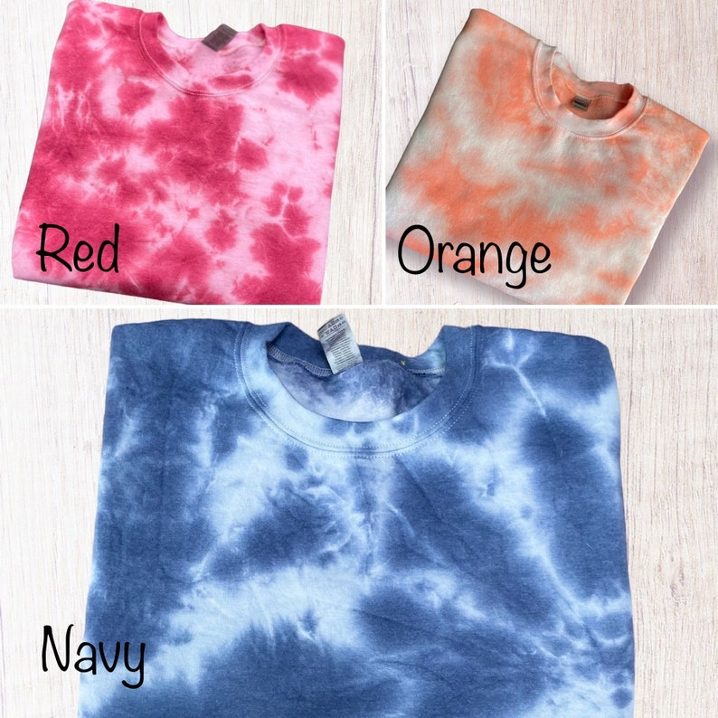 Pu&ograve; includere: Tre felpe tie-dye in rosso, arancione e blu navy. Le felpe hanno un collo rotondo classico e maniche lunghe.