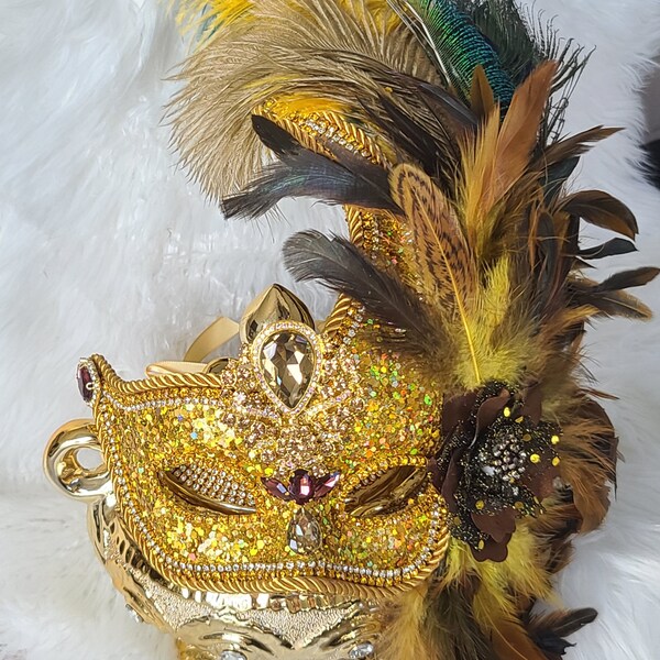 Mask for Oshun Goddess/Careta forada con piedras brillantes para la diosa Oshun