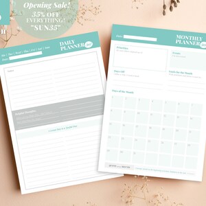 Könnte beinhalten: Ein druckbarer Tages- und Monatsplaner in hellblau und grau. Der Planer enthält Abschnitte für To-Do-Listen, Ziele und einen Kalender. Der Text "DAILY PLANNER Joy!" und "MONTHLY PLANNER Joy!" ist oben auf jeder Seite gedruckt.