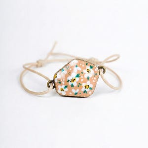 Handgefertigtes Floral Cabochon Armband: Wachsschnur verstellbar