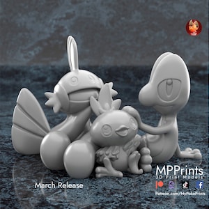 Peut inclure: Trois figurines Pokémon imprimées en 3D de couleur grise. Les figurines représentent un Gobou, un Poussifeu et un Arcko. Les figurines sont posées de manière ludique, Gobou et Arcko interagissant avec Poussifeu.