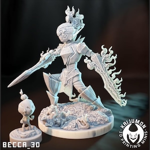 Puede incluir: Una miniatura blanca impresa en 3D de un caballero con armadura, espada y escudo en forma de llamas, sobre una base texturizada junto a una figura más pequeña. El texto BECCA_3D y KAIJUMON 3D PRINTING MINIS es visible en las esquinas.