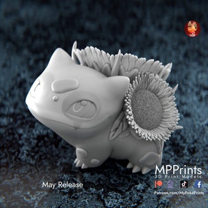 Può includere: Un modello 3D stampato di un personaggio Pokémon, Bulbasaur, con una corona di fiori e un grande girasole sulla schiena. Il modello è bianco e sembra essere fatto di plastica.