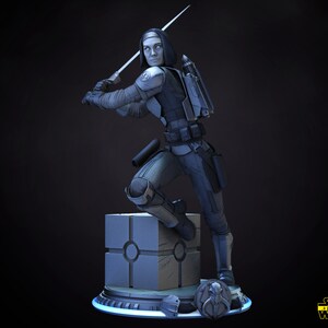 以下が含まれることがあります： スターウォーズの女性キャラクターのグレーとホワイトのアクションフィギュア。彼女はライトセーバーを持って、スターウォーズのロゴがついたプラットフォームの上に立っています。