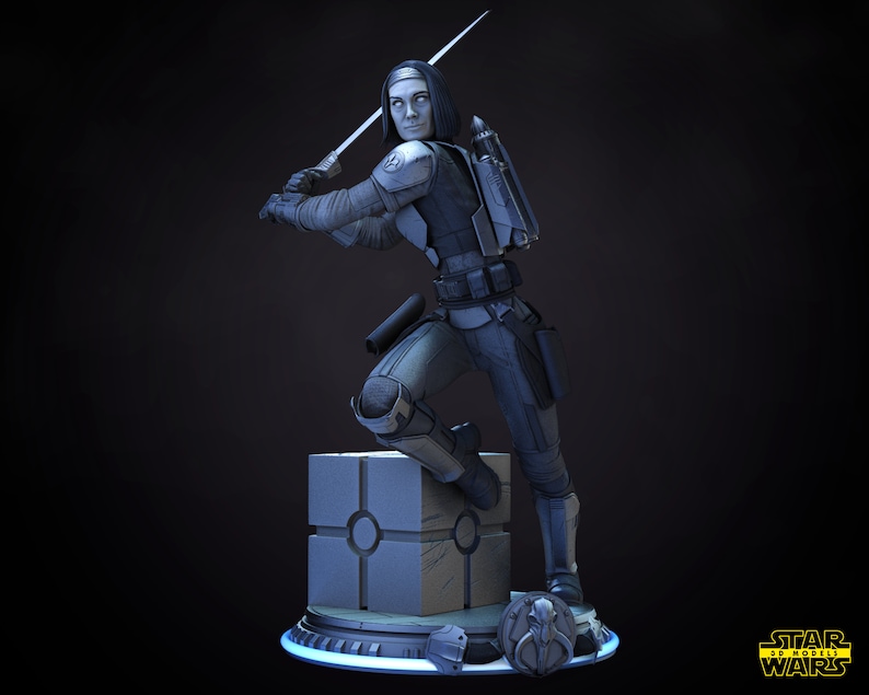 以下が含まれることがあります： スターウォーズの女性キャラクターのグレーとホワイトのアクションフィギュア。彼女はライトセーバーを持って、スターウォーズのロゴがついたプラットフォームの上に立っています。