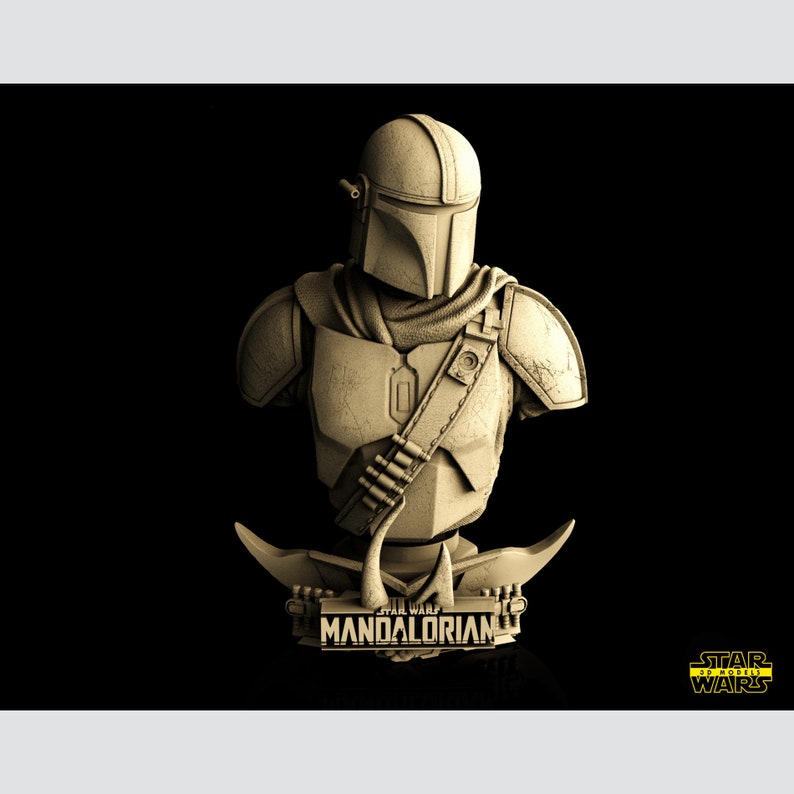 K&ouml;nnte beinhalten: Eine 3D-gedruckte B&uuml;ste des Mandalorianers aus Star Wars. Die B&uuml;ste ist aus hellbraunem Kunststoff gefertigt und zeigt den Helm, die R&uuml;stung und die Waffen des Mandalorianers. Die B&uuml;ste steht auf einem schwarzen Sockel mit der Aufschrift "Star Wars Mandalorianer".