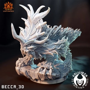 Pode incluir: Miniatura branca impressa em 3D de uma criatura fantástica com grandes chifres e características pontiagudas. A miniatura está sobre uma base rochosa. Os textos "LOOT4NERDS" e "BECCA_3D" são visíveis. Kaijuman 3D Printing Minis.