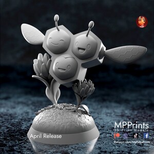 Pode incluir: Um modelo impresso em 3D de uma criatura semelhante a uma abelha com um corpo de favo de mel e três rostos sorridentes. A criatura está empoleirada em uma flor com uma base texturizada. O texto "April Release" é visível abaixo da base.