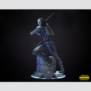 以下が含まれることがあります： スターウォーズの女性キャラクターの青と灰色のアクションフィギュア。彼女はライトセーバーを持って、マンダロリアンシンボルのある灰色のプラットフォームの上に立っています。