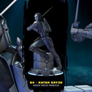 以下が含まれることがあります： スターウォーズのキャラクター、カタン・クライゼの3Dプリントモデル。グレーとブラックのマンダロリアンアーマーを着用し、ライトセーバーを構えています。モデルは「BO - Katan Kryze House Kryze Princess」というテキストが書かれたベースの上に置かれています。