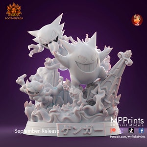 Puede incluir: Un modelo impreso en 3D de tres Pokémon de tipo Fantasma: Gengar, Haunter y Gastly. El modelo está pintado en color gris claro y presenta un diseño detallado. El modelo se coloca sobre un fondo morado.