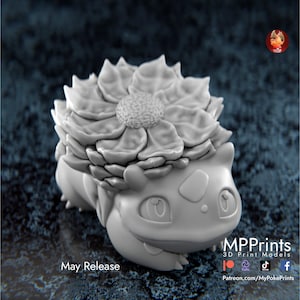 Könnte beinhalten: Ein 3D-gedrucktes Modell eines grauen Pokémon-Charakters mit einer Blume auf dem Kopf. Der Charakter lächelt und hat große Augen. Das Modell ist in hellgrau gedruckt und hat eine glatte Oberfläche. Das Modell sitzt auf einer grauen, strukturierten Oberfläche. Der Text "May Release" ist unter dem Modell sichtbar. Der Text "MPPrints 3D Print Models" ist unter der Oberfläche sichtbar. Der Text "Patreon.com/MyPokePrints" ist unter dem Text "MPPrints 3D Print Models" sichtbar.