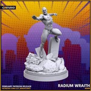 Może przedstawiać: Szara miniaturowa figurka superbohatera Radium Wraith w dynamicznej pozie na skalistej podstawie. Figurka ma 40 mm wysokości. Tło przedstawia komiksowy design z tekstem "February Patreon Release" i "PATREON.COM/C27_MINIATURES".