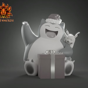 Könnte beinhalten: Ein graues und weißes Snorlax-Pokémon, das einen roten Weihnachtsmann-Hut trägt, hält eine braune Geschenkbox mit einem silbernen Band und ein kleines gelbes Pikachu-Pokémon sitzt auf Snorlax' Schulter.