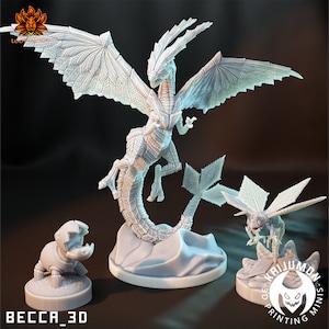 Puede incluir: Tres figuras en miniatura impresas en 3D: un dragón blanco con las alas extendidas, un insecto blanco con alas y una criatura blanca con un cuerpo redondeado y una gran boca. Las figuras están sobre bases circulares.