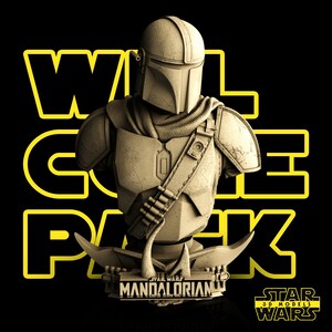 K&ouml;nnte beinhalten: Eine 3D-gedruckte B&uuml;ste des Mandalorianers aus Star Wars. Die B&uuml;ste ist in Beige lackiert und zeigt eine detaillierte Skulptur des Helms und der R&uuml;stung des Charakters. Die B&uuml;ste ist auf einem Sockel montiert, auf dem "Star Wars Mandalorian" steht.
