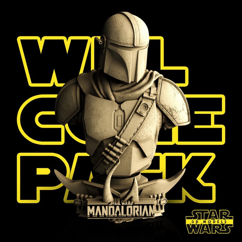 K&ouml;nnte beinhalten: Eine 3D-gedruckte B&uuml;ste des Mandalorianers aus Star Wars. Die B&uuml;ste ist in Beige lackiert und zeigt eine detaillierte Skulptur des Helms und der R&uuml;stung des Charakters. Die B&uuml;ste ist auf einem Sockel montiert, auf dem "Star Wars Mandalorian" steht.