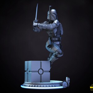 以下が含まれることがあります： 青いグレーのスターウォーズのアクションフィギュアは、ライトセーバーを持ったマンダロリアンで、青い光輪のある灰色の立方体のベースの上に立っています。