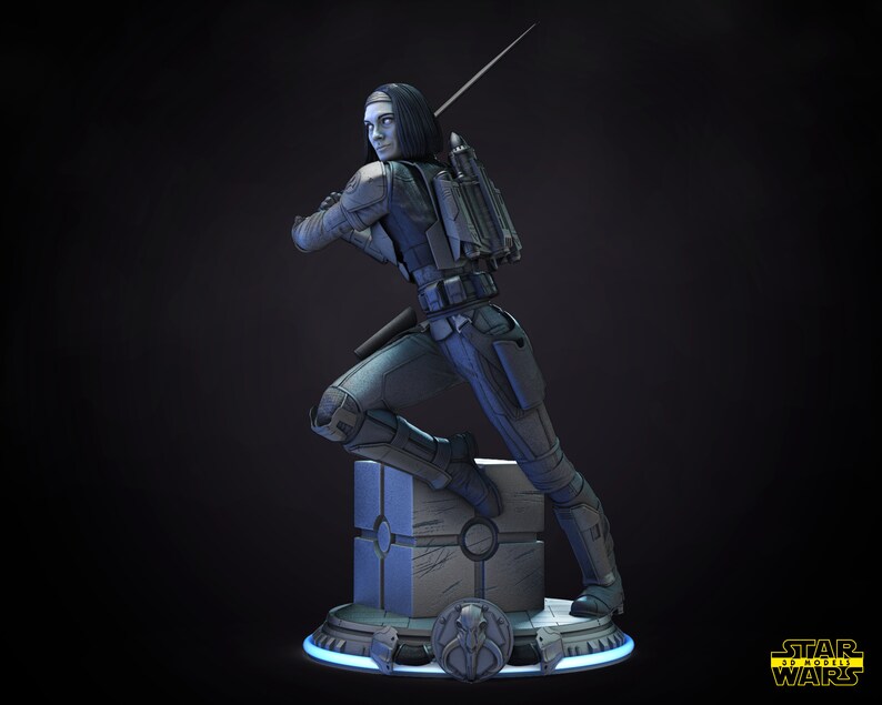以下が含まれることがあります： スターウォーズの女性キャラクターの青と灰色のアクションフィギュア。フィギュアは戦闘姿勢で武器を持っています。フィギュアはスターウォーズのロゴが付いたベースの上に立っています。