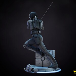以下が含まれることがあります： スター・ウォーズ：バッド・バッチの女性キャラクターのグレーとブラックのアクションフィギュア。フィギュアはダイナミックなアクションポーズで、ライトセーバーを持っています。フィギュアはグレーのベースに青いライトリングで立っています。