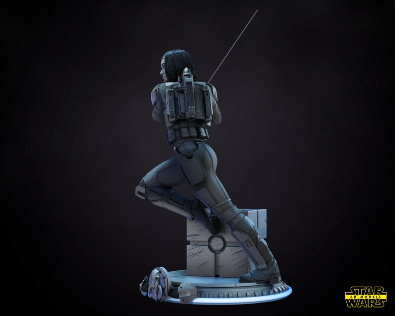 以下が含まれることがあります： スター・ウォーズ：バッド・バッチの女性キャラクターのグレーとブラックのアクションフィギュア。フィギュアはダイナミックなアクションポーズで、ライトセーバーを持っています。フィギュアはグレーのベースに青いライトリングで立っています。