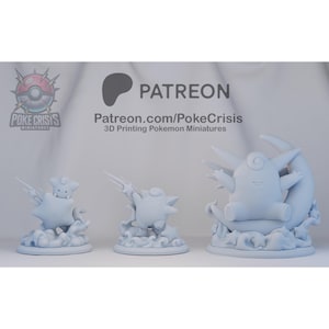 Könnte beinhalten: Drei 3D-gedruckte Pokémon-Miniaturen, in hellgrau lackiert. Die Miniaturen sind von den Pokémon: Staryu, Starmie und Cresselia. Die Miniaturen befinden sich auf einem weißen Hintergrund mit dem Text "PATREON Patreon.com/PokeCrisis 3D-Druck von Pokémon-Miniaturen".