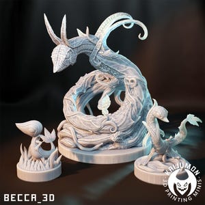 Peut inclure: Ensemble de trois figurines blanches de créatures fantastiques. La figurine centrale est une grande créature serpentine avec des détails complexes en forme de feuilles. Deux figurines plus petites, une avec une tête végétale et l'autre avec un corps serpentin, sont également incluses.