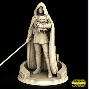 Puede incluir: Una figura impresa en 3D de color beige de un personaje de Star Wars que lleva una t&uacute;nica con capucha y sostiene una peque&ntilde;a criatura. El personaje est&aacute; de pie sobre una base circular con un borde elevado. La base tiene un logotipo de Star Wars.