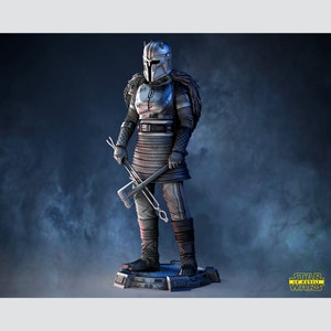 Könnte beinhalten: Eine silberne und schwarze Actionfigur eines Star Wars-Charakters, der einen Helm trägt und eine Waffe hält. Die Figur steht auf einem schwarzen Sockel mit dem Aufdruck "Star Wars 3D Models".