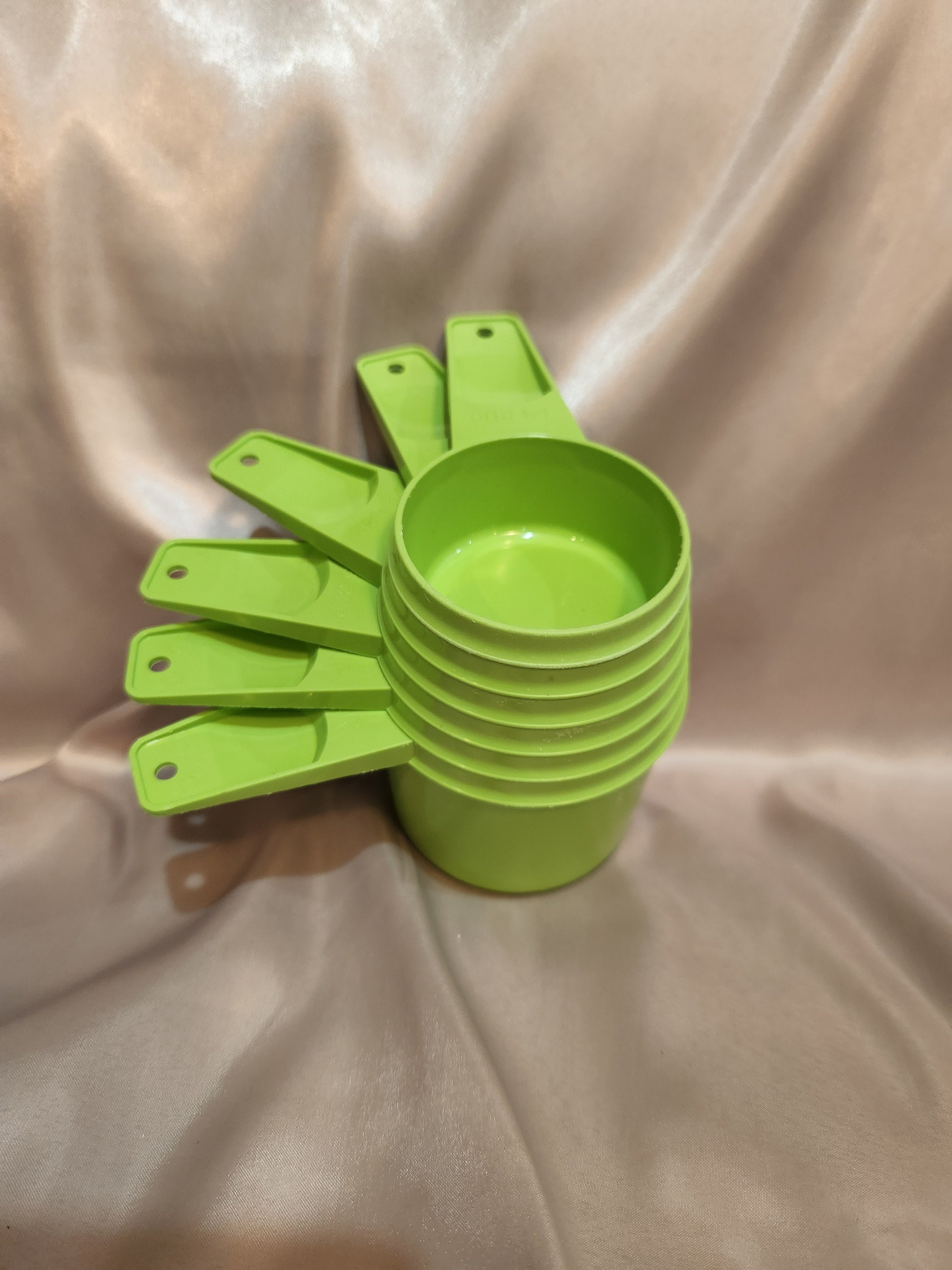 New Design Tupperware Measuring Cups Set Nesting Scoops in Purple